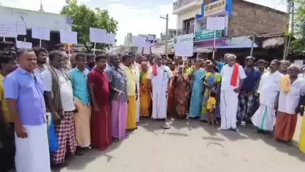 வத்திராயிருப்பு: பஜார் பகுதியில் அர்ச்சனாபுரம் பொதுமக்கள் நல்லதங்காள் கோயில் சிலை புதிதாக வைத்து கும்பாபிஷேகம் நடத்த இந்துஅறநிலை துறை அனுமதி தர கோரி ஆர்ப்பாட்டம்