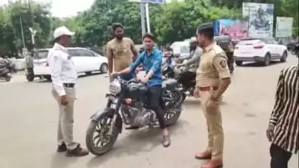 धुळे: लोकमान्य हॉस्पिटल चौकात माजी आमदाराच्या मुलाचा पोलिसांशी हुज्जत घालतानाचा व्हिडीओ व्हायरल!