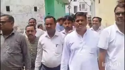 दातागंज: दातागंज विधानसभा क्षेत्र में विद्यालय समायोजन के विरोध में शिक्षक संघ ने विधायक राजीव कुमार सिंह को सौंपा ज्ञापन