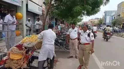 ಗಂಗಾವತಿ: ಕೊಪ್ಪಳ: ಪುಟ್ ಪಾತ್ ತೆರವು ಕಾರ್ಯ ಆರಂಭಿಸಿದ ಗಂಗಾವತಿ ಪೊಲೀಸರು