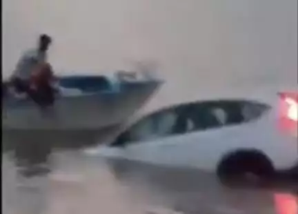 बिहार के पटना के जनार्दन घाट पर तेज रफ्तार कार गंगा नदी में गिरी, कार सवार दंपति को नाविकों ने बचाया
Source: @pankaj91220