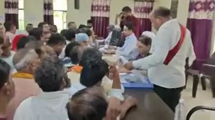 करछना: एसडीएम तपन कुमार मिश्रा की अगुवाई में करछना तहसील परिसर में संपूर्ण समाधान दिवस का हुआ आयोजन, फरियादियों की जुटी भीड़