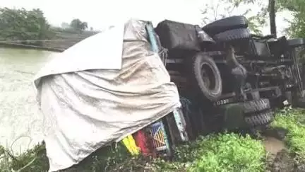 रायसेन: सोजना भोपाल विदिशा हाईवे पर मवेशी को बचाने में किराने के सामान से भरा आयशर ट्रक पलटा, ड्राइवर ने कूदकर जान बचाई