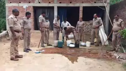 हैदरगढ़: हैदरगढ़ में आबकारी विभाग की टीम ने की छापेमारी, दो अभियोग पंजीकृत किए