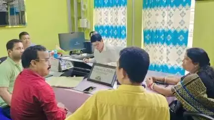 কমলপুর: সুরমা বিধায়িকা স্বপ্না দাস পাল আমবাসায় জেলা শিক্ষা অধিকর্তার সঙ্গে সৌজন্য সাক্ষাৎ