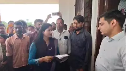 उचेहरा: कोरबरा गांव में सट्टा, जुआ व अवैध शराब पर पाबंदी लगाने के लिए डॉक्टर रश्मि सिंह ने एसडीएम से की मुलाकात