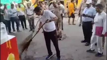 गोवर्धन: गिर्राज जी की सप्तकोशी परिक्रमा मार्ग में जिला अधिकारी ने लगाई झाड़ू