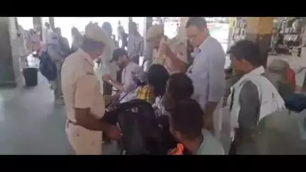 पुलिस प्रशासन ने बस स्टैंड पर चलाया चेकिंग अभियान