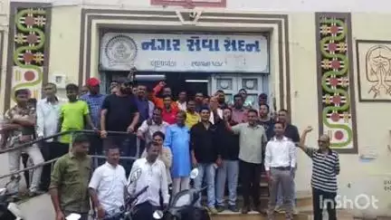 લુણાવાડા: લુણાવાડા નગરપાલિકા ખાતે કોંગ્રેસ દ્વારા રજૂઆત કરવામાં આવી ઉગ્ર બોલાચાલીના દ્રશ્યો સામે આવ્યા