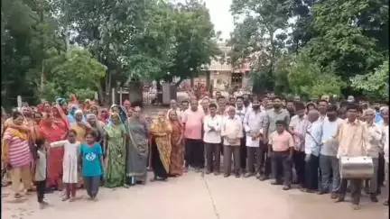 લીલીયા: લીલીયાના ગ્રામજનોની સહન શક્તિ ચરમશીમાપર:ત્રસ્ત લોકોએ અનોખો વિરોધ નોંધાવ્યો:ફુલ અર્પણ કરીને ગાંધીગીરી#jansamasya