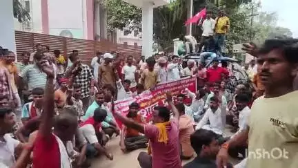 आरा: टेंपो चालकों की हड़ताल को लेकर चालकों ने जिला अधिकारी कार्यालय का किया घेराव