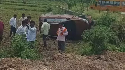నారాయణ్​ఖేడ్: ర్యాకల్ ప్రధాన రహదారి వద్ద కారు బోల్తా, ఇద్దరికి గాయాలు
