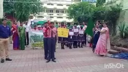 वाशिम: वनमहोत्सवानिमीत्त विद्यार्थ्यांची वृक्षदिंडी राष्ट्रीय हरित सेना एस.एम.सी स्कूल व सामाजिक वनीकरण विभागाचा संयुक्त उपक्रम