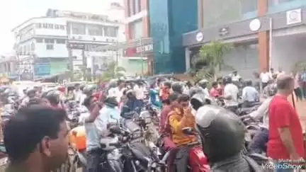 देवघर: मेधा क्लीनिक के पास सड़क पर ट्रक खराब होने से लगा लंबा जाम, यातायात बाधित