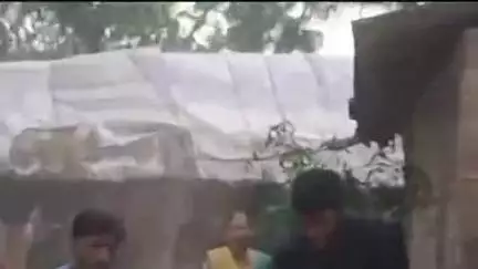 प्रतापगढ़: बेला गांव में अराजक तत्वों ने गिराई बाउंड्री वॉल, शिकायत उच्च अधिकारियों से, वीडियो हो रहा वायरल