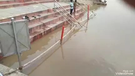 मिर्ज़ापुर: 11 जुलाई से शुरू हो रहा सावन का महीना, अधिकारियों के निरीक्षण के बाद नगर पालिका ने बरिया घाट पर कराई बैरीकेडिंग