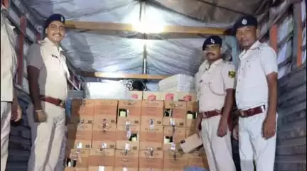 बहादुरपुर: देकुली मोर के पास ट्रक से अंडे के ट्रे में छिपाई विदेशी शराब ज़ब्त