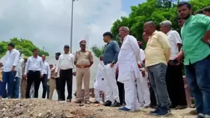 घोसी: दोहरीघाट में बाढ़ प्रभावित इलाकों का अपर जिलाधिकारी ने किया निरीक्षण, तैयारियों में लापरवाही पर जताई नाराजगी
