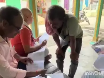 डुमरांव: आगामी विधानसभा चुनाव के लिए डुमरांव में मतदाता सूची अद्यतन करने हेतु बीएलओ द्वारा कैंपेनिंग शुरू