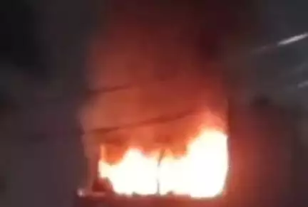 रायपुर: डीडीनगर थाना क्षेत्र में गैस गोदाम से सटे एक घर में भीषण आग लगने से मची दहशत