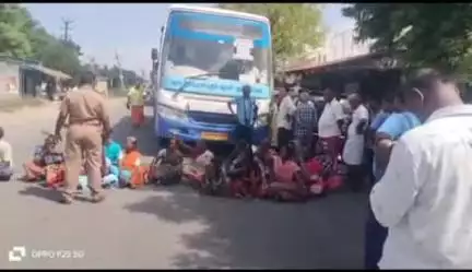 வேப்பந்தட்டை: "ஆக்கிரமிப்பு அகற்றுவதில் பாரபட்சம் காட்டுவதா" ஆத்திரம் அடைந்த வெண்பாவூர் மக்கள் வேப்பந்தட்டை ஒன்றிய அலுவலகம் முன்பு  மறியல்