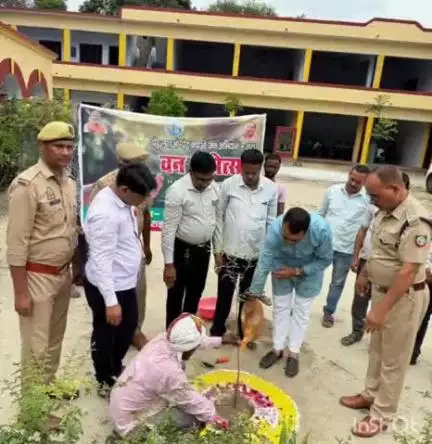 कैसरगंज: कैसरगंज के हुकुम सिंह इंटर कॉलेज में पर्यावरण संरक्षण के लिए पौधरोपण कर लिया गया संकल्प