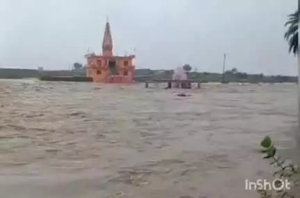 बड़ौदा: भारी बारिश से अहेली नदी में उफान, कई गांवों से सड़क संपर्क टूटा, जलभराव वाले क्षेत्रों पर प्रशासन की निगरानी