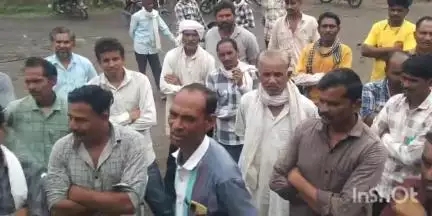 कुक्षी: मार्केटिंग सोसायटी कुक्षी में खाद न मिलने से किसान निराश, प्रबंधक से लगाई गुहार