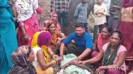 कायमगंज: गांव शिवरई मठ के पास मोपेड अनियंत्रित होकर खम्बे से टकराई, मोपेड सवार फेरी दुकानदार की हुई मौत
