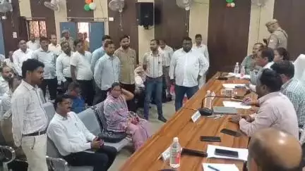 तिलहर: अपर जिलाधिकारी ने लेखपालों से बाढ़ ग्रस्त क्षेत्रों की स्थिति की जानकारी ली, संबंधित को भ्रमण करने के निर्देश दिए