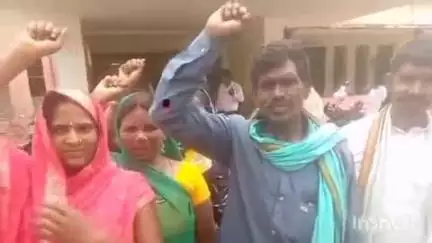 रॉबर्ट्सगंज: रॉबर्ट्सगंज तहसील में आदिवासी ग्रामीणों ने दबंगों द्वारा जमीन कब्जा के विरोध में प्रदर्शन कर सीओ को ज्ञापन सौंपा