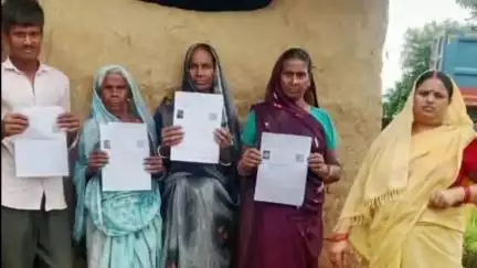 अकोढ़ी गोला: अकोढ़ीगोला में घर-घर जाकर मतदाता सूची का पुनरीक्षण कार्य जारी