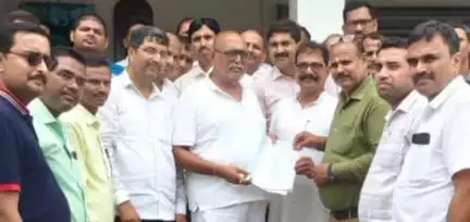 बांसडीह: मैरिटार स्थित विधायक केतकी सिंह के आवास पर विद्यालयों के मर्जर के खिलाफ शिक्षकों ने विधायक प्रतिनिधि को सौंपा पत्रक