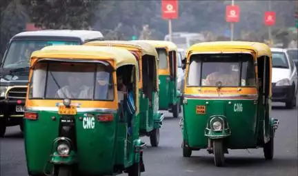 'ट्रैफिक में हॉर्न बजाने से क्या होता है?' ऑटो रिक्शा के पीछे नज़र आया सवाल; KBC की तरह दिए 4 ऑप्शन