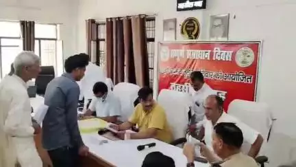 बाह: बाह में डीएम की मौजूदगी में सम्पूर्ण समाधान दिवस का आयोजन हुआ