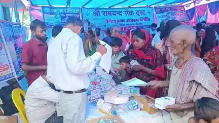 समस्तीपुर: सिंघिया खुर्द पंचायत के रतनपुरा गांव में डॉ मनोज कुमार सिंह ने आंगनबाड़ी केंद्र के पास लगाया निशुल्क स्वास्थ्य शिविर