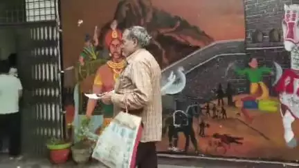 महोबा: उरवारा गांव के ट्यूबवेल ऑपरेटर को 11 साल से नहीं मिला वेतन, डीएम से की गई शिकायत