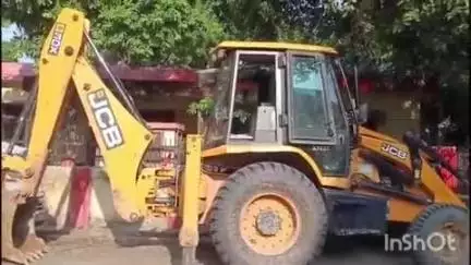 कायमगंज: गांव सोतेपुर के पास खनन अधिकारी ने छापेमारी कर मिट्टी से लदे 2 ट्रैक्टर और 2 जेसीबी मशीनें की जब्त, चालक मौके से फरार
