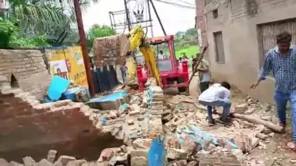 नई बस्ती एलआईसी ऑफिस के पास प्रशासन का बुलडोजर, दुकानों और आवासीय बस्ती से हटाया अतिक्रमण