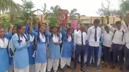 बिंद्रानवागढ़ गरियाबंद: गरियाबंद जिले के छोरा विकासखंड के ग्राम अकलवारा स्कूल के जेपी प्रिंसिपल को मनमानी करने पर फर्स्ट से हटा दिया गया है