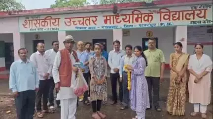 बागेश्वर बालाजी पीठाधीश्वर पंडित श्री धीरेंद्र कृष्ण शास्त्री जी के जन्म दिवस पर शासकीय उच्चतर माध्यमिक विद्यालय गंज बमीठा जिला छतरपुर विद्यालय में जन्मदिन धूमधाम से मनाया गया और 30 बेटियों को सम्मानित करने का निर्णय लिया