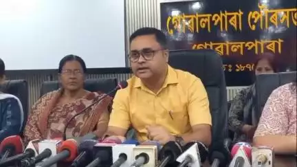 বালিজানা: চহৰৰ কাছাৰী ঘাটৰ পৌৰসভাৰ কাৰ্যালয়ত পৌৰপতি মহানন্দ পাঠকে সংবাদমেল যোগে তেওঁৰ বিৰুদ্ধে উত্থাপিত অভিযোগ অস্বীকাৰ কৰে