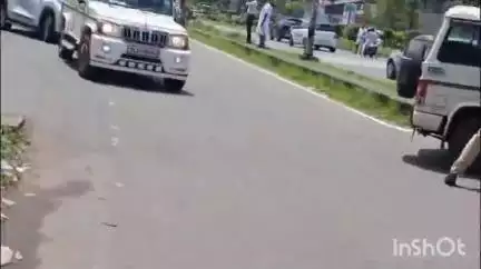 ആലുവ: അങ്കമാലിയിൽ മന്ത്രി വാസവന്റെ വാഹനത്തിന് മുന്നിൽ കരിങ്കൊടിയുമായി ചാടി യൂത്ത് കോൺഗ്രസ് പ്രതിഷേധം