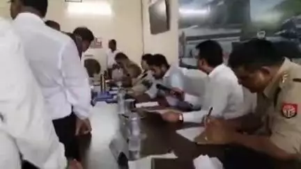 लालगंज: लालगंज तहसील में DM व SP ने संपूर्ण समाधान दिवस में सुनी लोगों की शिकायत, 163 प्रार्थना पत्रों में से 9 का हुआ निस्तारण
