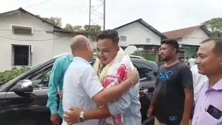 সৃজনগ্ৰাম: মানিকপুৰত মানিকপুৰ পঞ্চায়তৰ সভাপতি হিচাপে নিৰ্বাচিত হোৱা আদিত্য ৰায়ক বিজেপি জিলা সভাপতিৰ সম্বৰ্ধনা জ্ঞাপন