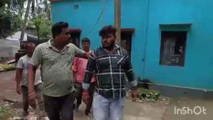ডোমজুড়: ডোমজুড় বিধায়ক কল্যান ঘোষের  নাম করে কারখানার এক লেবার কন্ট্রাক্টরকে হুমকি দেওয়ার অভিযোগে পুলিশের হাতে আটক যুবক