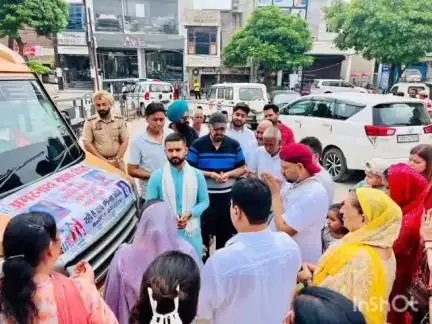 ਐਸਏਐਸ ਨਗਰ ਮੁਹਾਲੀ: ਸਿੰਗਲਾ ਮਾਰਕਿਟ ਬਲਟਾਣਾ ਜ਼ੀਰਕਪੁਰ ਵਿਖੇ ਸ਼੍ਰੀ ਅਮਰਨਾਥ ਯਾਤਰਾ 'ਤੇ ਜਾ ਰਹੀ ਬੱਸ ਕੀਤੀ ਗਈ ਰਵਾਨਾ , ਵਿਧਾਇਕ ਕੁਲਜੀਤ ਰੰਧਾਵਾ ਵੀ ਰਹੇ ਮੌਜੂਦ