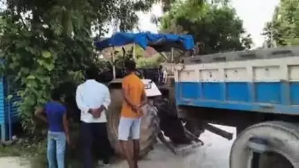 ज्ञानपुर: अमिलहरा गांव में पेड़ से टकराया बेकाबू ट्रैक्टर, बाल-बाल बचे लोग