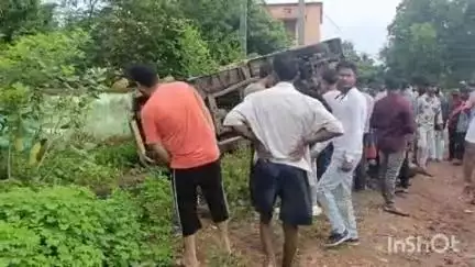 ମାଲକାନଗିରି: ଏମଭି ୧୭ ଗ୍ରାମ ପେଟ୍ରୋଲ ପମ୍ପ ସମ୍ମୁଖରେ ବାଇକ୍ ଚାଳକ କୁ ବଞ୍ଚାଇବାକୁ ଯାଇ ଓଲଟିଲା ମାକ୍ସ ପିକଅପ୍ ଭ୍ଯାନ, ଅଳ୍ପକେ ବର୍ତ୍ତୀଲେ ଡ୍ରାଇଭର