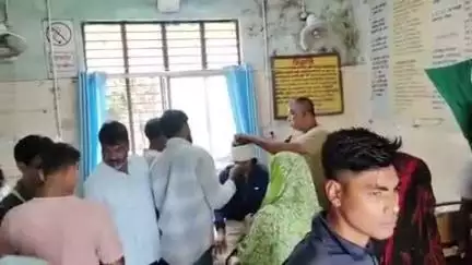 হাড়োয়া: হাড়োয়া রোড রেলগেট সংলগ্ন এলাকায় স্কুটি ও মোটরবাইকের সংঘর্ষ আহত দুই মহিলা সহ চারজন